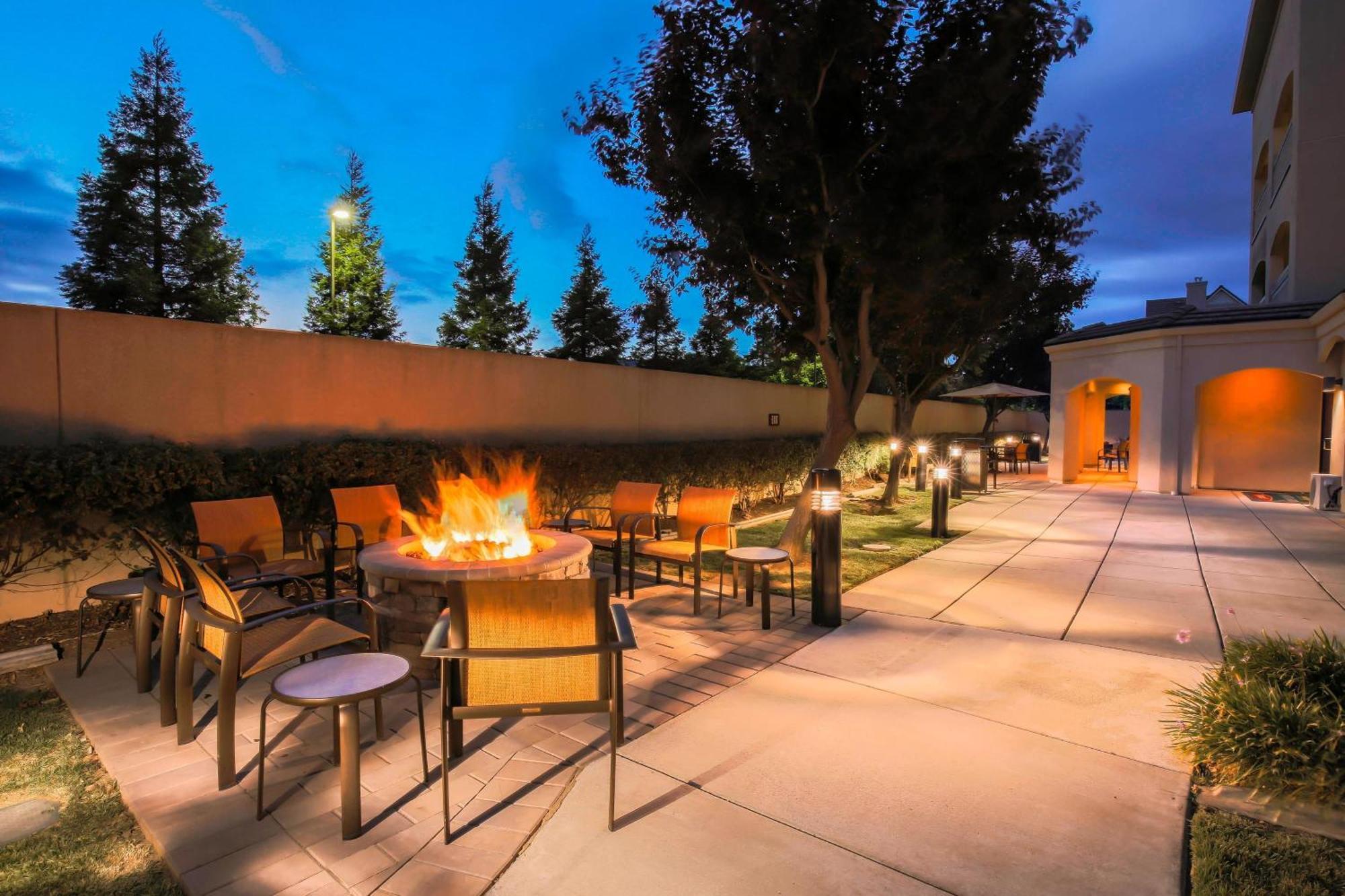 Courtyard By Marriott San Jose South/Morgan Hill Hotel Bagian luar foto